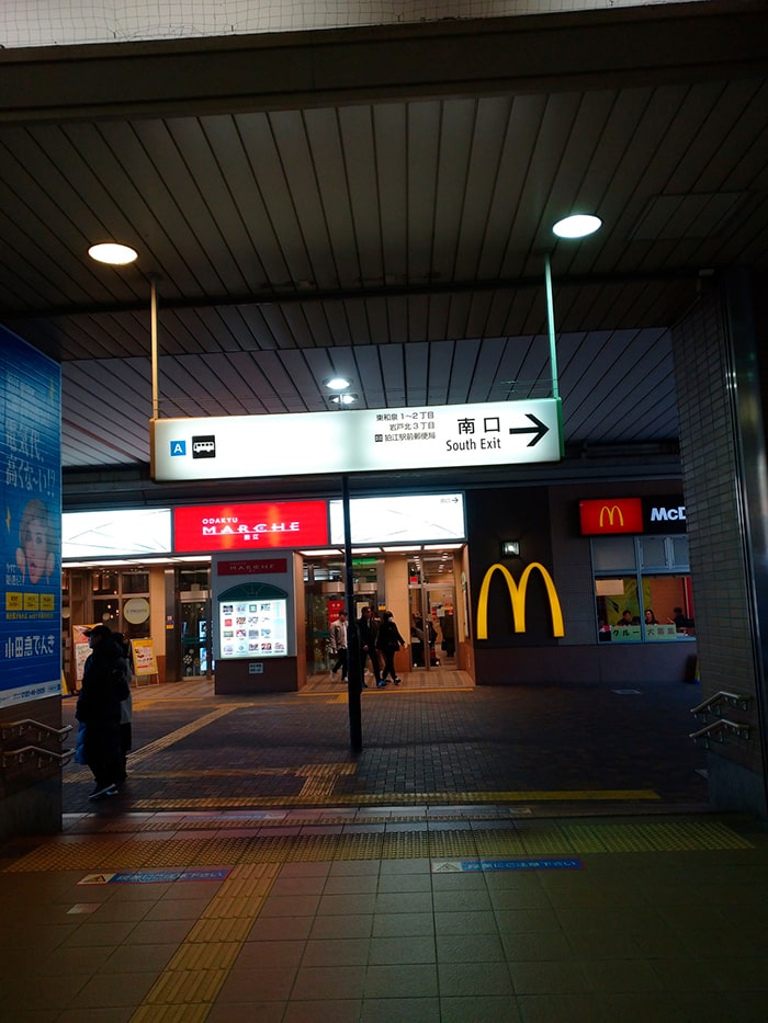 狛江駅の改札を右（南口）へ出ます