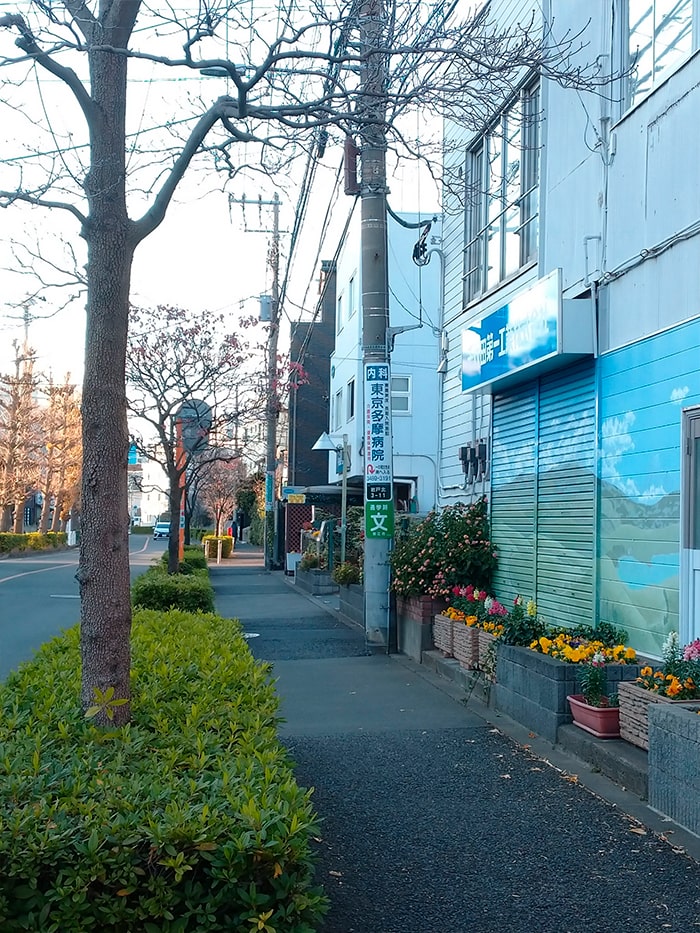 いちょう通りに入りましたらもう少し。千代田工業さんの少し先にネイルスタジオラニがあります！